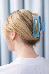 Stilvolle Haarklammer in hellblau aus robustem und leichtem Material – modisches Haaraccessoire mit sicherem Halt und angenehmem Tragegefühl, ideal für den Alltag und besondere Anlässe.