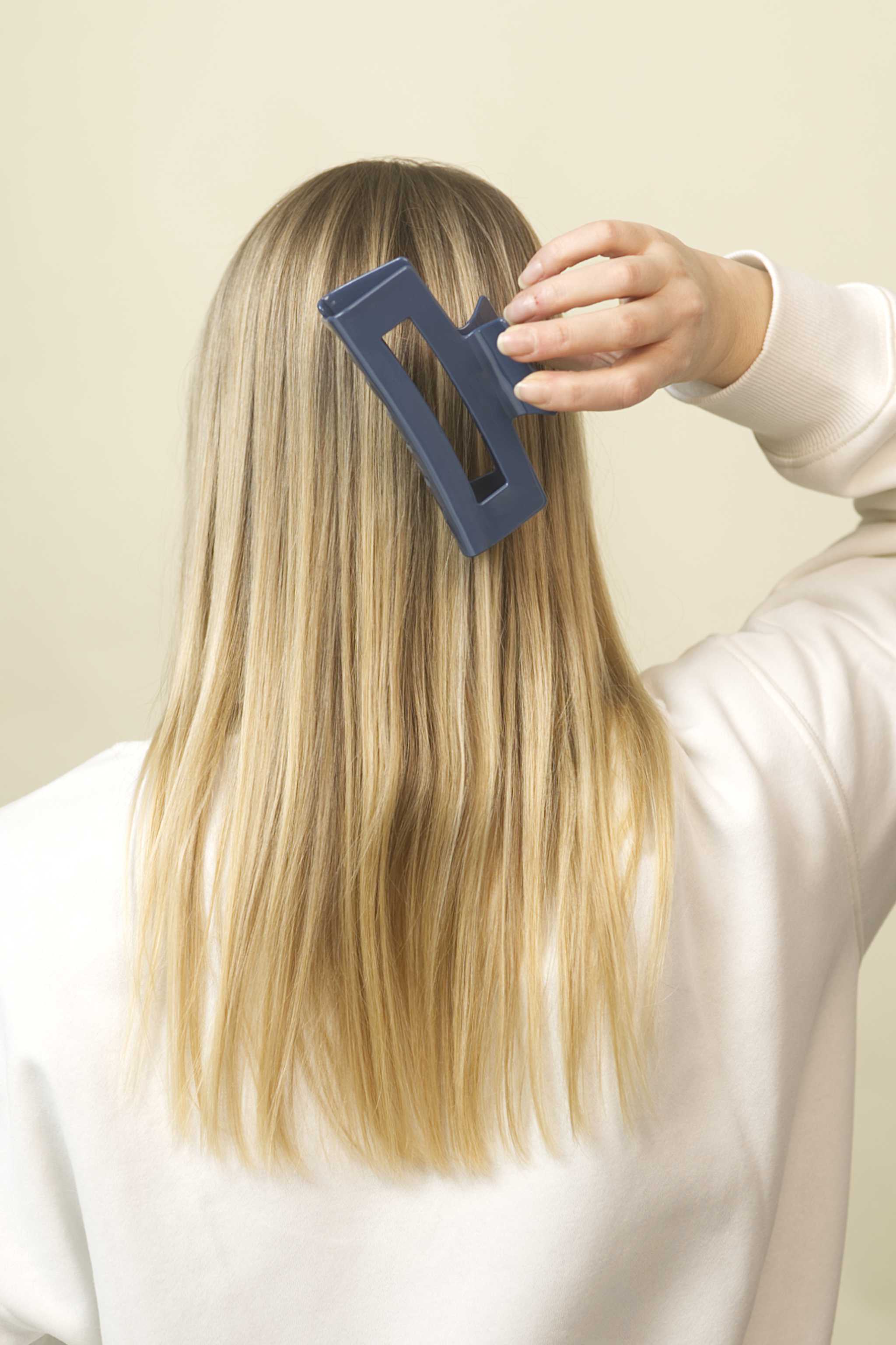 Stilvolle Haarklammer in dunkelblau, navy aus robustem und leichtem Material – modisches Haaraccessoire mit sicherem Halt und angenehmem Tragegefühl, ideal für den Alltag und besondere Anlässe.