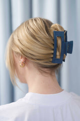Stilvolle Haarklammer in dunkelblau, navy aus robustem und leichtem Material – modisches Haaraccessoire mit sicherem Halt und angenehmem Tragegefühl, ideal für den Alltag und besondere Anlässe.