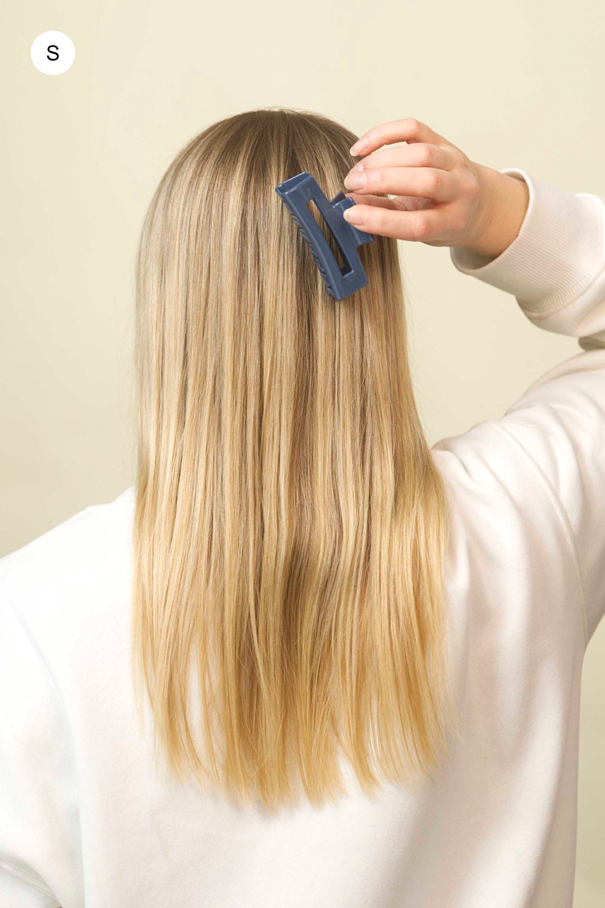 Stilvolle Haarklammer in dunkelblau, navy aus robustem und leichtem Material, Grösse S.