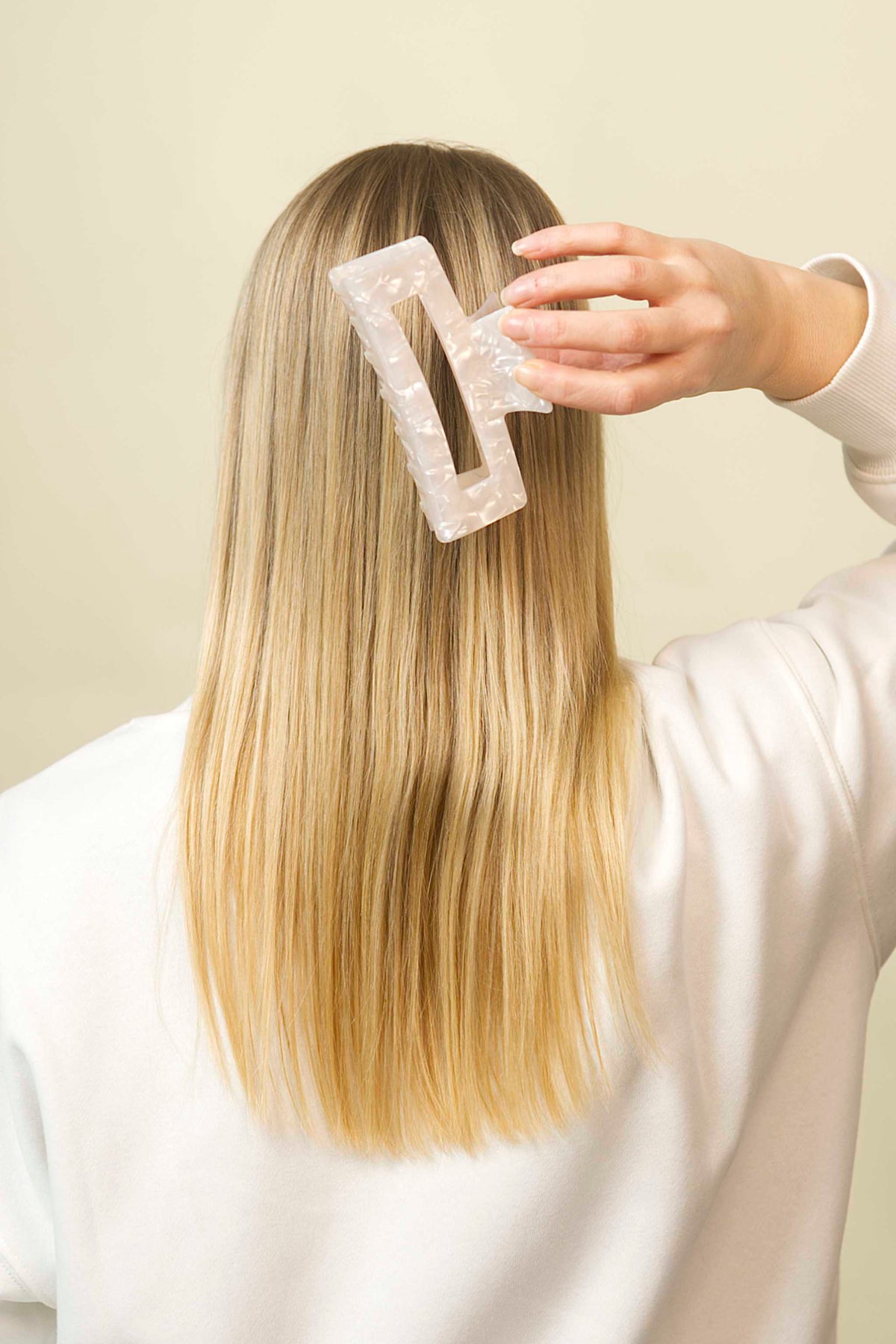 Stilvolle Haarklammer in perlendem weiss aus robustem und leichtem Material – modisches Haaraccessoire mit sicherem Halt und angenehmem Tragegefühl, ideal für den Alltag und besondere Anlässe.