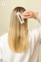 Stilvolle Haarklammer in perlendem weiss aus robustem und leichtem Material – modisches Haaraccessoire mit sicherem Halt und angenehmem Tragegefühl, ideal für den Alltag und besondere Anlässe.