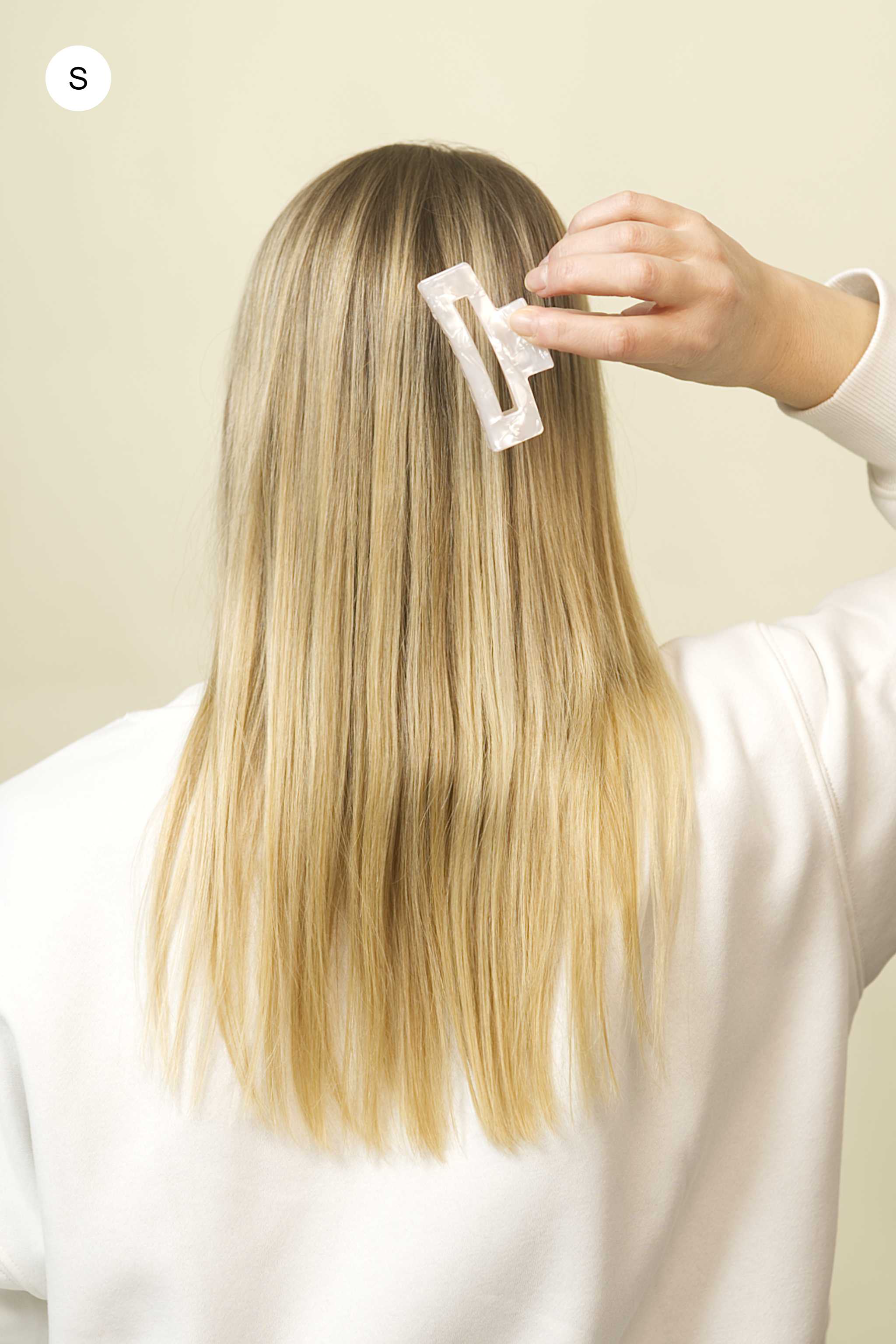 Stilvolle Haarklammer in perlendem weiss aus robustem und leichtem Material – modisches Haaraccessoire mit sicherem Halt und angenehmem Tragegefühl, ideal für den Alltag und besondere Anlässe.