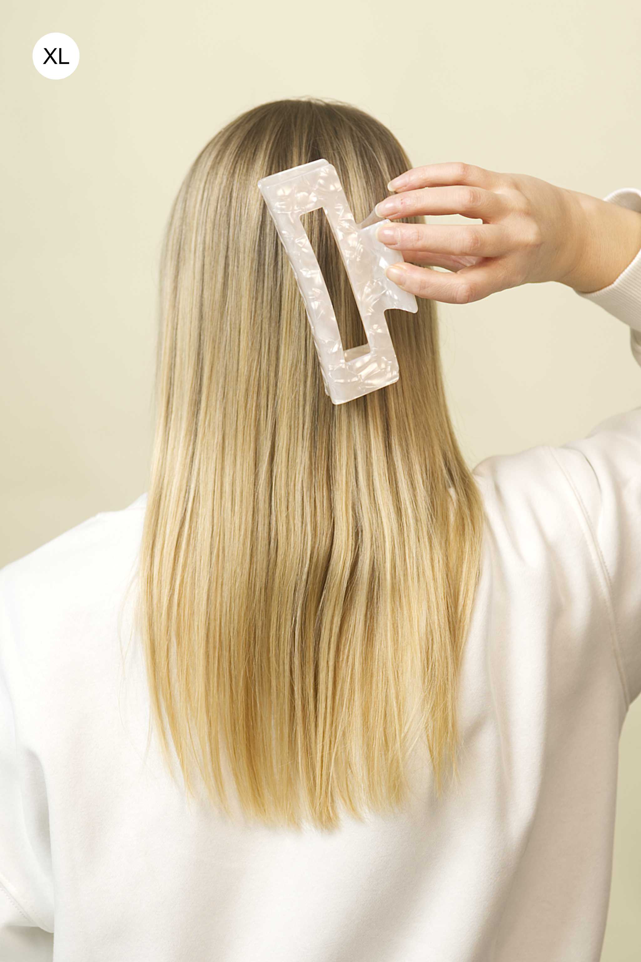 Stilvolle Haarklammer in perlendem weiss aus robustem und leichtem Material – modisches Haaraccessoire mit sicherem Halt und angenehmem Tragegefühl, ideal für den Alltag und besondere Anlässe.