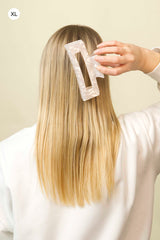 Stilvolle Haarklammer in perlendem weiss aus robustem und leichtem Material – modisches Haaraccessoire mit sicherem Halt und angenehmem Tragegefühl, ideal für den Alltag und besondere Anlässe.