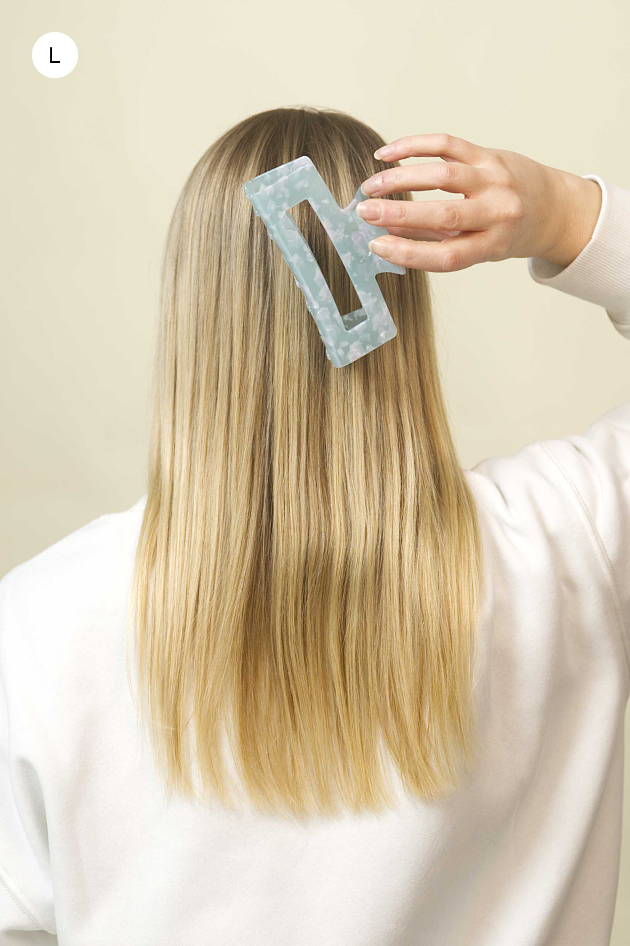 Stilvolle Haarklammer in marmoriertem Mintgrün mit perlmuttartigem Glanz aus robustem und leichtem Material – modisches Haaraccessoire mit sicherem Halt und angenehmem Tragegefühl, ideal für den Alltag und besondere Anlässe.