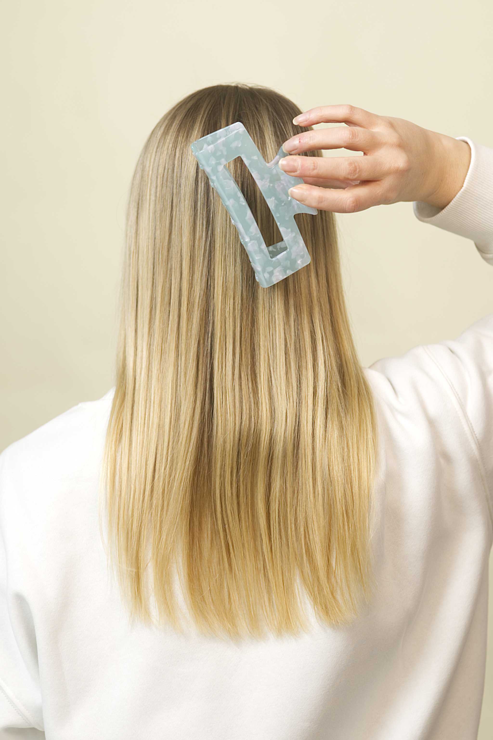 Stilvolle Haarklammer in marmoriertem Mintgrün mit perlmuttartigem Glanz aus robustem und leichtem Material – modisches Haaraccessoire mit sicherem Halt und angenehmem Tragegefühl, ideal für den Alltag und besondere Anlässe.