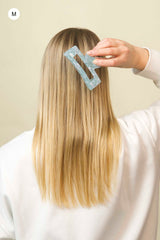 Stilvolle Haarklammer in marmoriertem Mintgrün mit perlmuttartigem Glanz aus robustem und leichtem Material – modisches Haaraccessoire mit sicherem Halt und angenehmem Tragegefühl, ideal für den Alltag und besondere Anlässe.