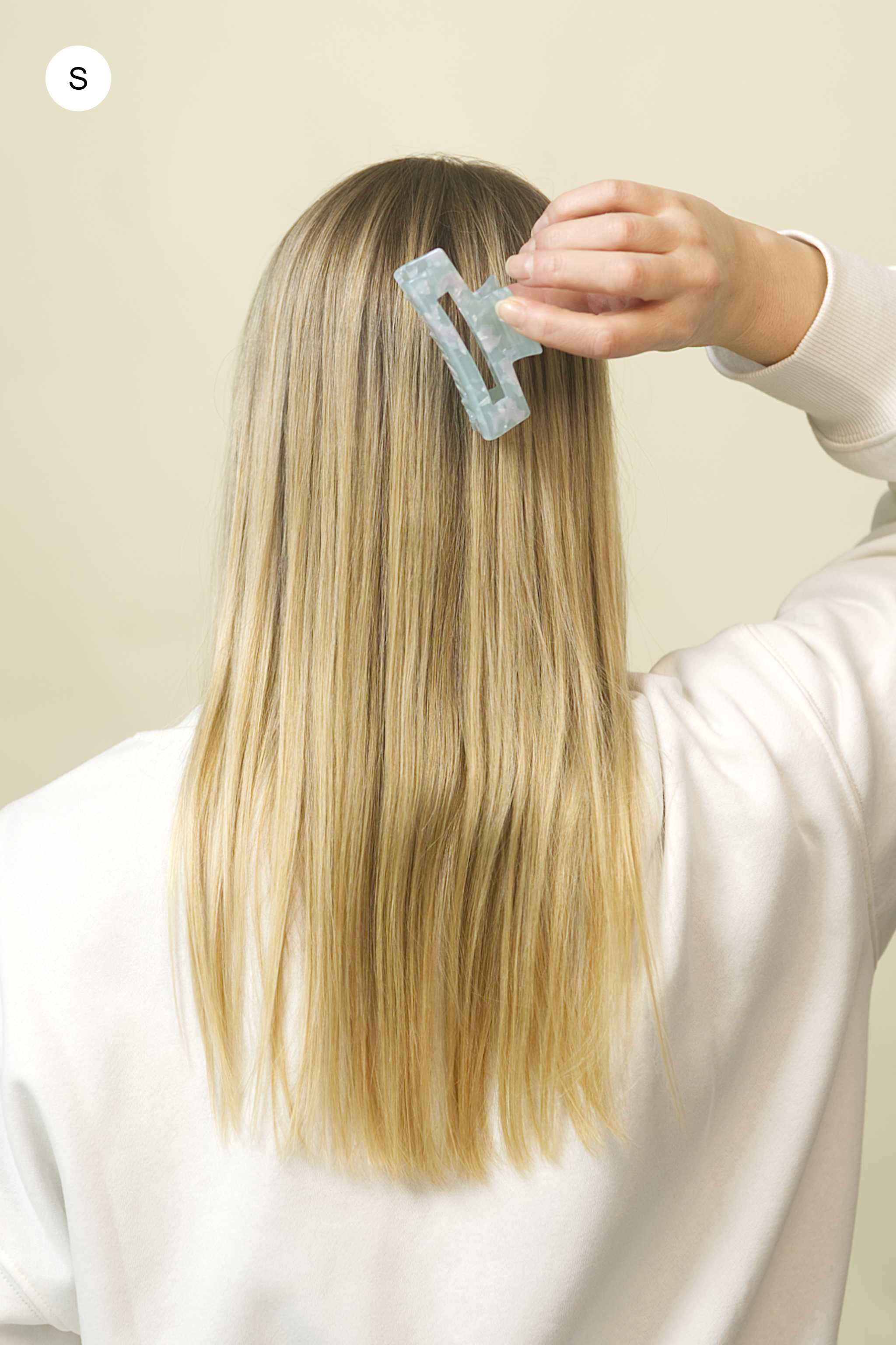 Stilvolle Haarklammer in marmoriertem Mintgrün mit perlmuttartigem Glanz aus robustem und leichtem Material – modisches Haaraccessoire mit sicherem Halt und angenehmem Tragegefühl, ideal für den Alltag und besondere Anlässe.