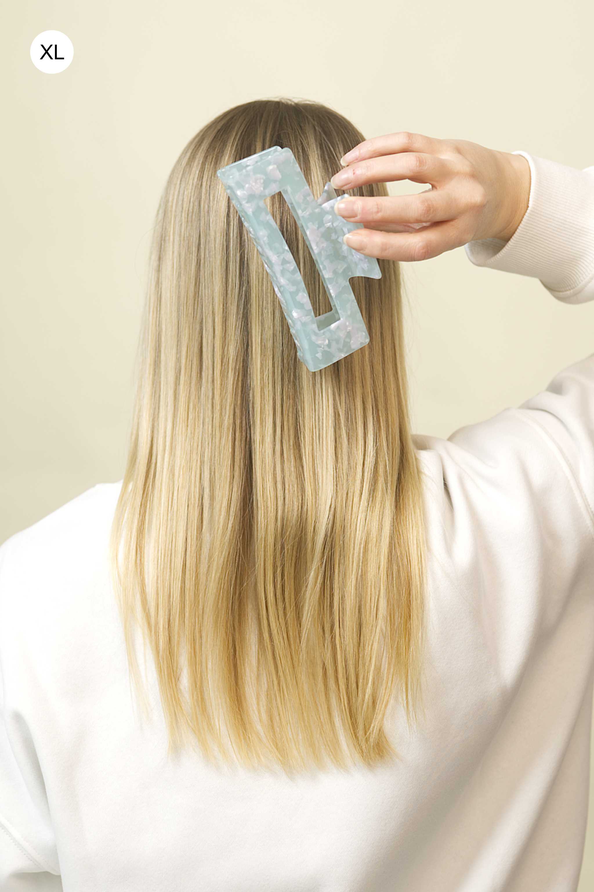 Stilvolle Haarklammer in marmoriertem Mintgrün mit perlmuttartigem Glanz aus robustem und leichtem Material – modisches Haaraccessoire mit sicherem Halt und angenehmem Tragegefühl, ideal für den Alltag und besondere Anlässe.