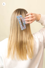 Stilvolle Haarklammer bunt marmoriert mit pastellblauen, rosa und weissfarbenen Akzenten aus robustem und leichtem Material – modisches Haaraccessoire mit sicherem Halt und angenehmem Tragegefühl, ideal für den Alltag und besondere Anlässe.