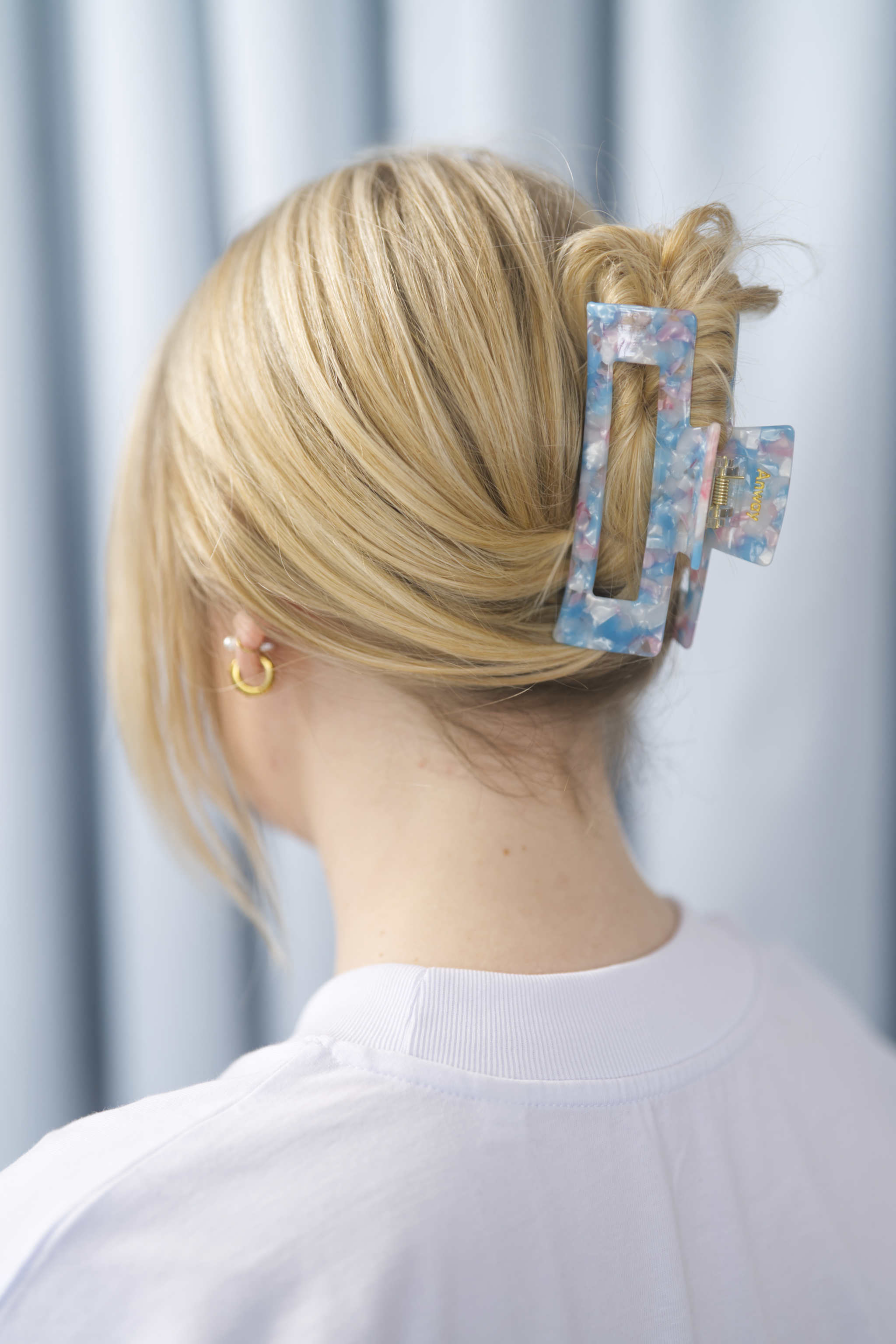Stilvolle Haarklammer bunt marmoriert mit pastellblauen, rosa und weissfarbenen Akzenten aus robustem und leichtem Material – modisches Haaraccessoire mit sicherem Halt und angenehmem Tragegefühl, ideal für den Alltag und besondere Anlässe.