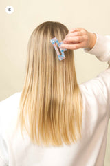 Stilvolle Haarklammer bunt marmoriert mit pastellblauen, rosa und weissfarbenen Akzenten aus robustem und leichtem Material – modisches Haaraccessoire mit sicherem Halt und angenehmem Tragegefühl, ideal für den Alltag und besondere Anlässe.