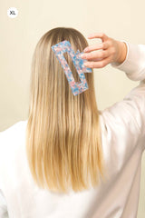 Stilvolle Haarklammer bunt marmoriert mit pastellblauen, rosa und weissfarbenen Akzenten aus robustem und leichtem Material – modisches Haaraccessoire mit sicherem Halt und angenehmem Tragegefühl, ideal für den Alltag und besondere Anlässe.