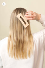 Stilvolle Haarklammer vanillefarben in hellem Beige aus robustem und leichtem Material – modisches Haaraccessoire mit sicherem Halt und angenehmem Tragegefühl, ideal für den Alltag und besondere Anlässe.