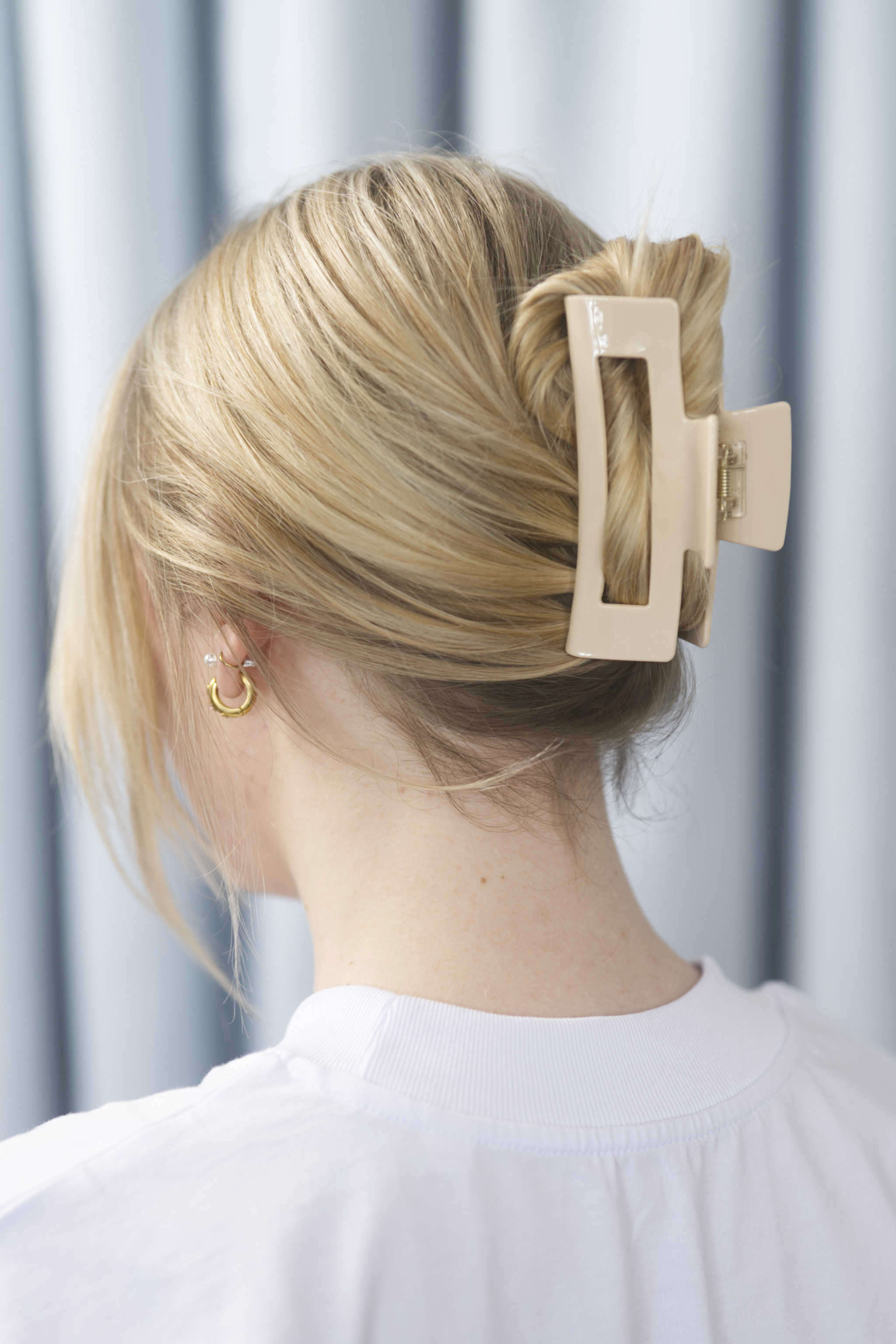 Stilvolle Haarklammer vanillefarben in hellem Beige aus robustem und leichtem Material – modisches Haaraccessoire mit sicherem Halt und angenehmem Tragegefühl, ideal für den Alltag und besondere Anlässe.
