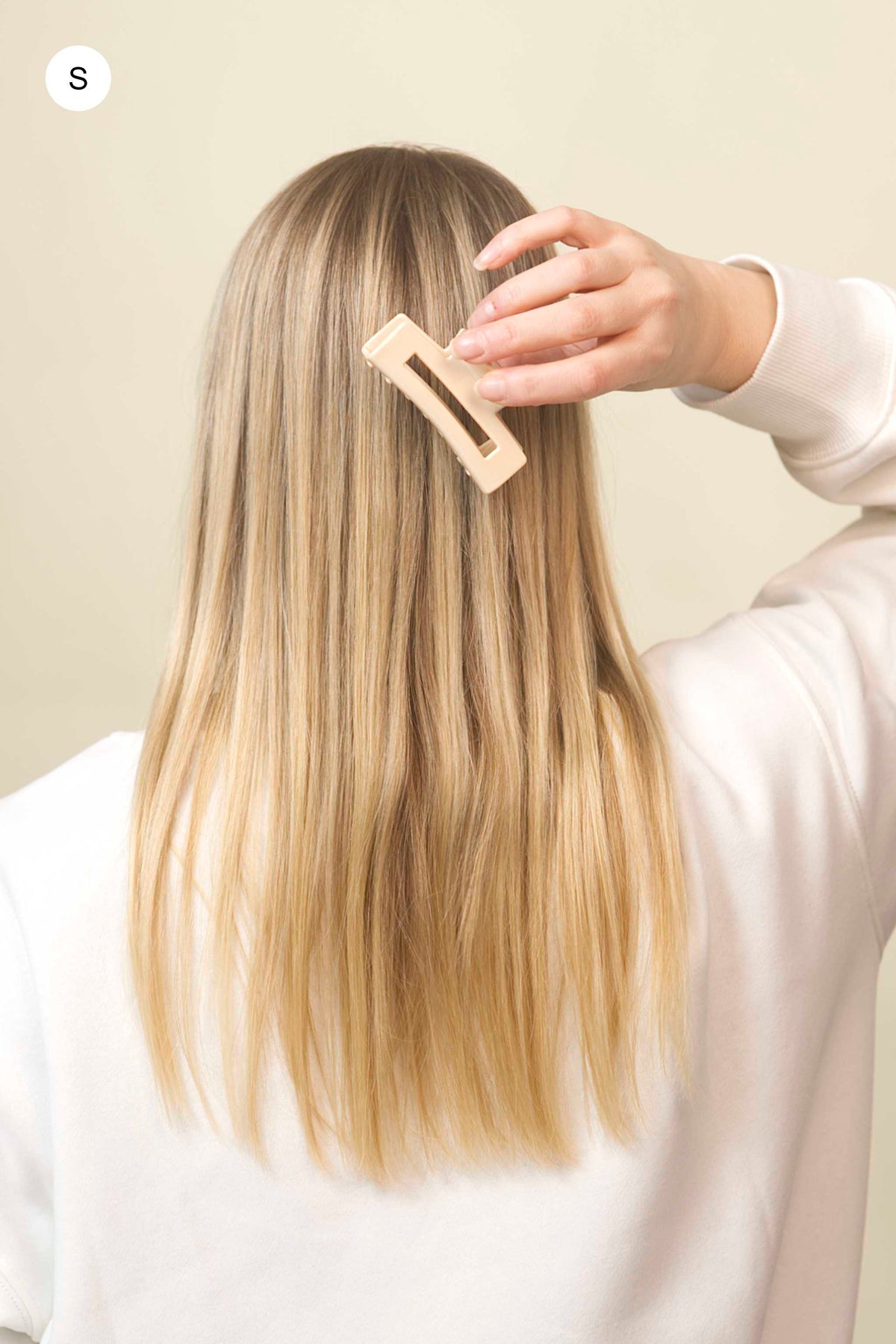 Stilvolle Haarklammer vanillefarben in hellem Beige aus robustem und leichtem Material, Grösse S.
