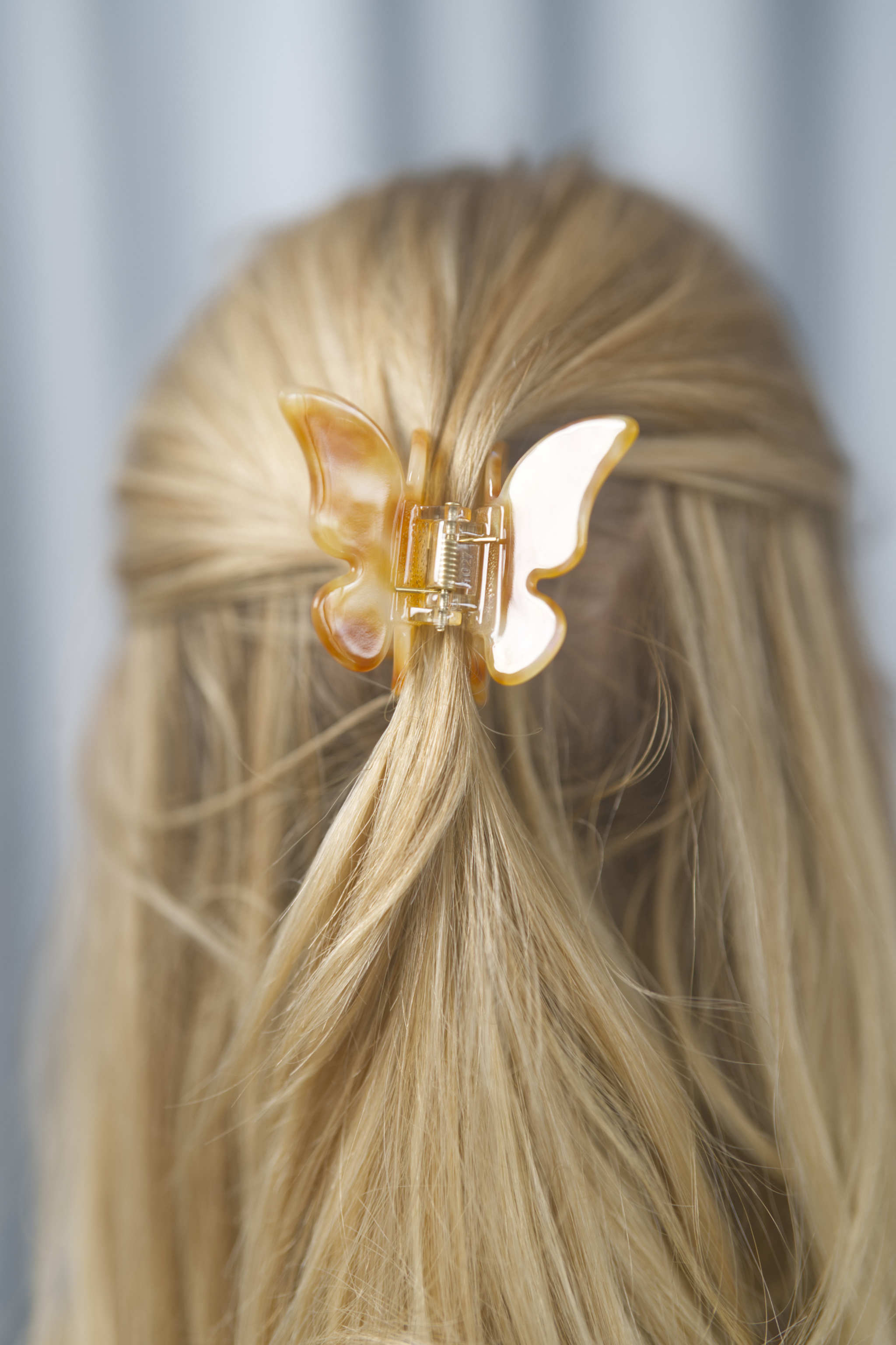 Schmetterling-Haarklammer im trendigen Design – ideal für halboffene Frisuren und Hochsteckfrisuren bei kürzerem Haar, verleiht jedem Look eine besondere Note.