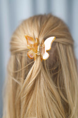 Schmetterling-Haarklammer im trendigen Design – ideal für halboffene Frisuren und Hochsteckfrisuren bei kürzerem Haar, verleiht jedem Look eine besondere Note.