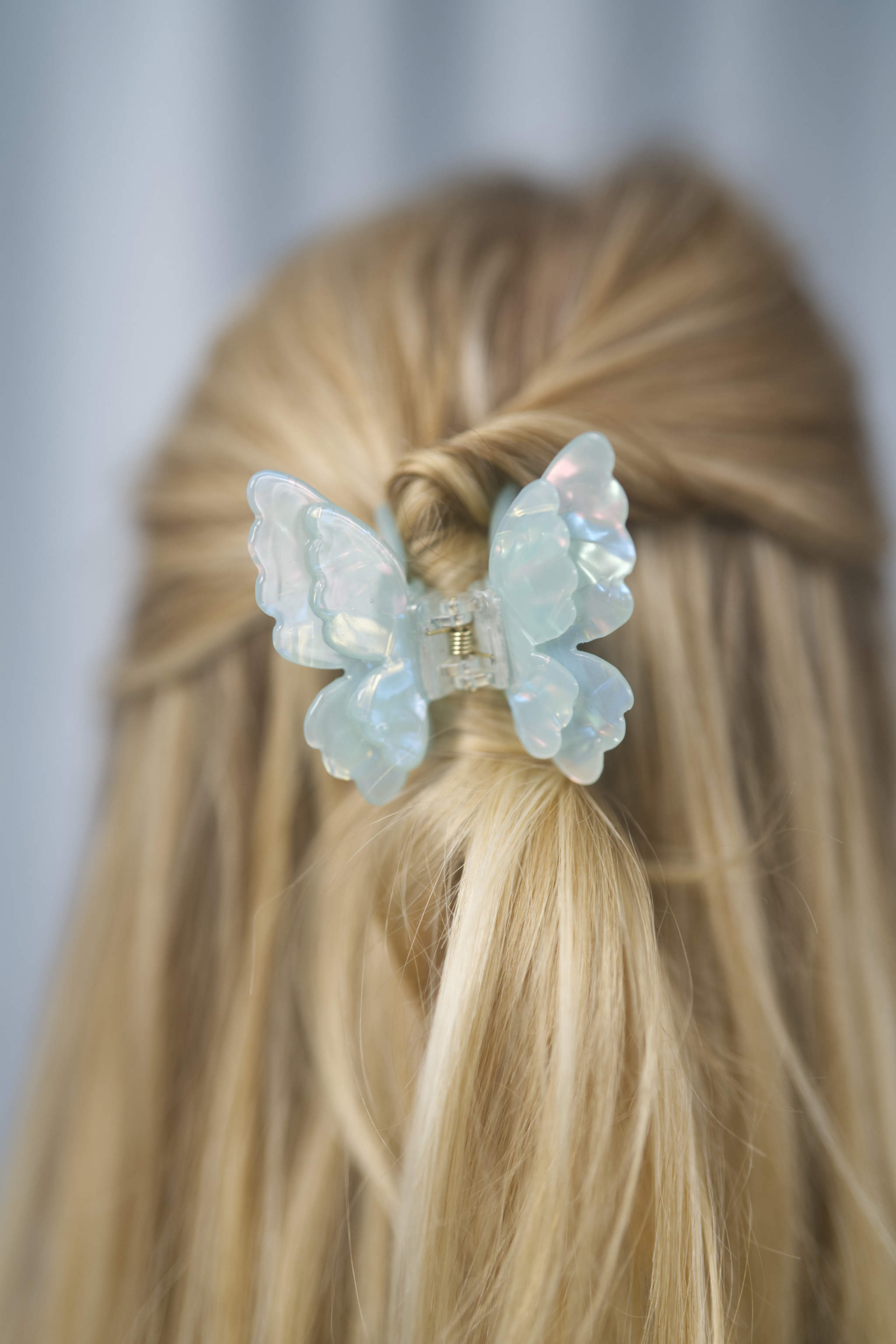 Schmetterling-Haarklammer für halboffene oder hochgesteckte Frisuren – trendiges Design für stilvolle Alltags- und Party-Looks.