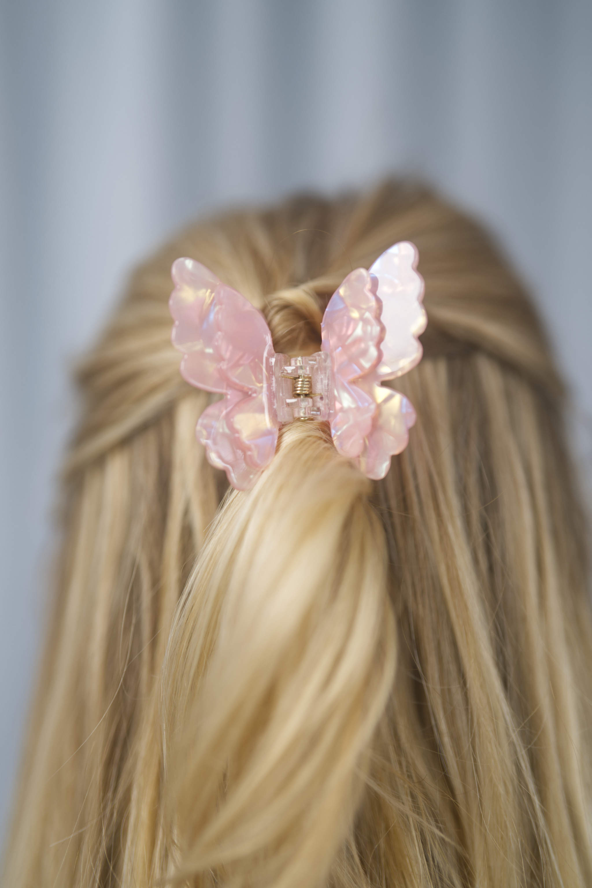 Schmetterling-Haarklammer für halboffene oder hochgesteckte Frisuren – trendiges Design für stilvolle Alltags- und Party-Looks.