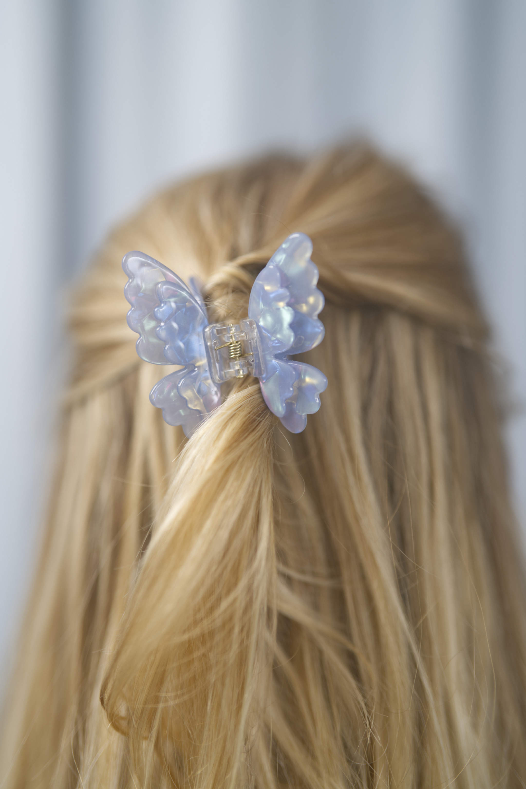 Schmetterling-Haarklammer für halboffene oder hochgesteckte Frisuren – trendiges Design für stilvolle Alltags- und Party-Looks.