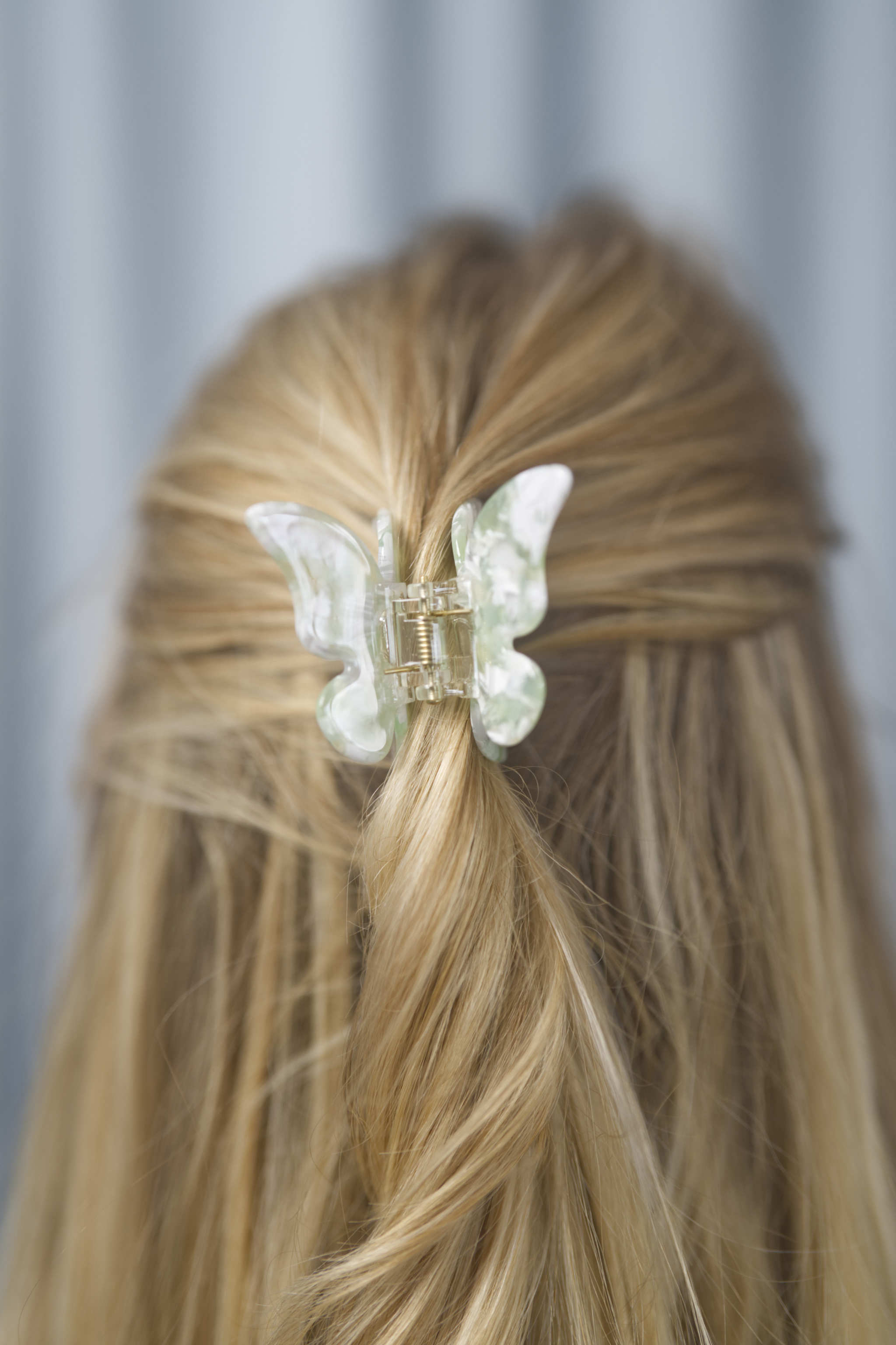 Schmetterling-Haarklammer im trendigen Design – ideal für halboffene Frisuren und Hochsteckfrisuren bei kürzerem Haar, verleiht jedem Look eine besondere Note.