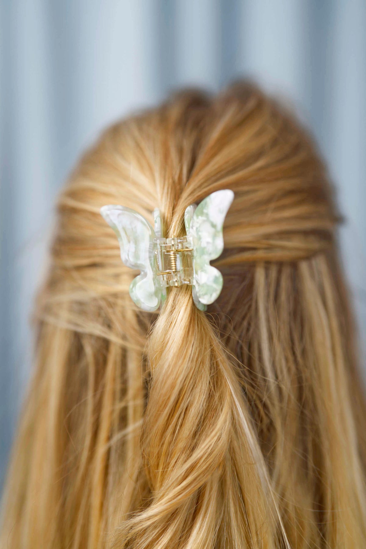 Schmetterling-Haarklammer im trendigen Design – ideal für halboffene Frisuren und Hochsteckfrisuren bei kürzerem Haar.