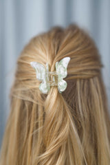 Schmetterling-Haarklammer im trendigen Design – ideal für halboffene Frisuren und Hochsteckfrisuren bei kürzerem Haar, verleiht jedem Look eine besondere Note.