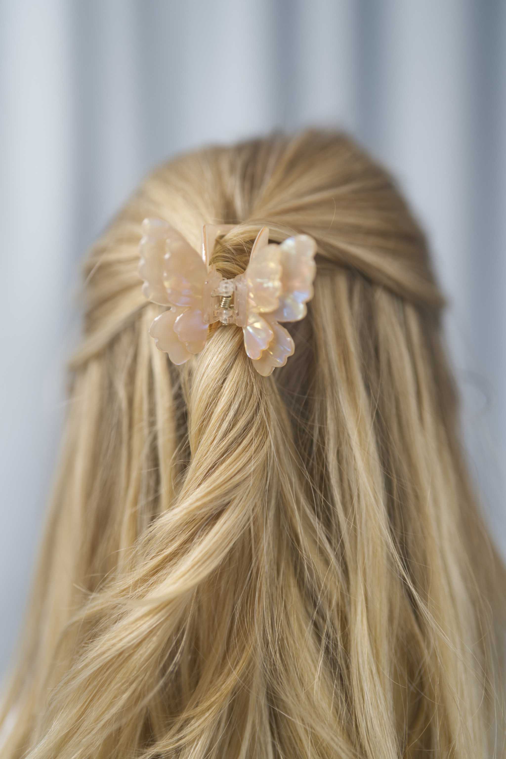 Schmetterling-Haarklammer für halboffene oder hochgesteckte Frisuren – trendiges Design für stilvolle Alltags- und Party-Looks.