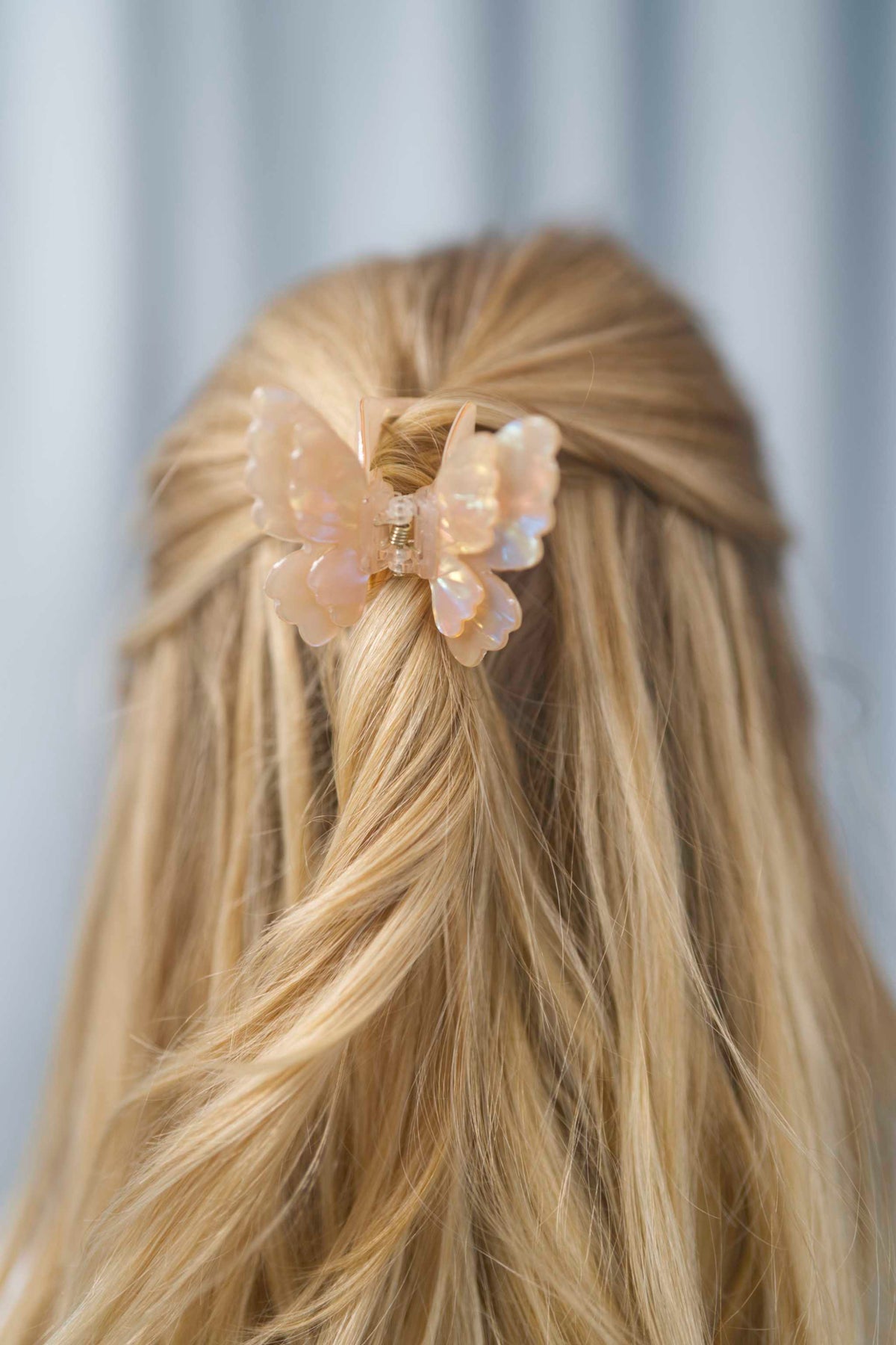 Schmetterling-Haarklammer für halboffene oder hochgesteckte Frisuren – trendiges Design für stilvolle Alltags- und Party-Looks.