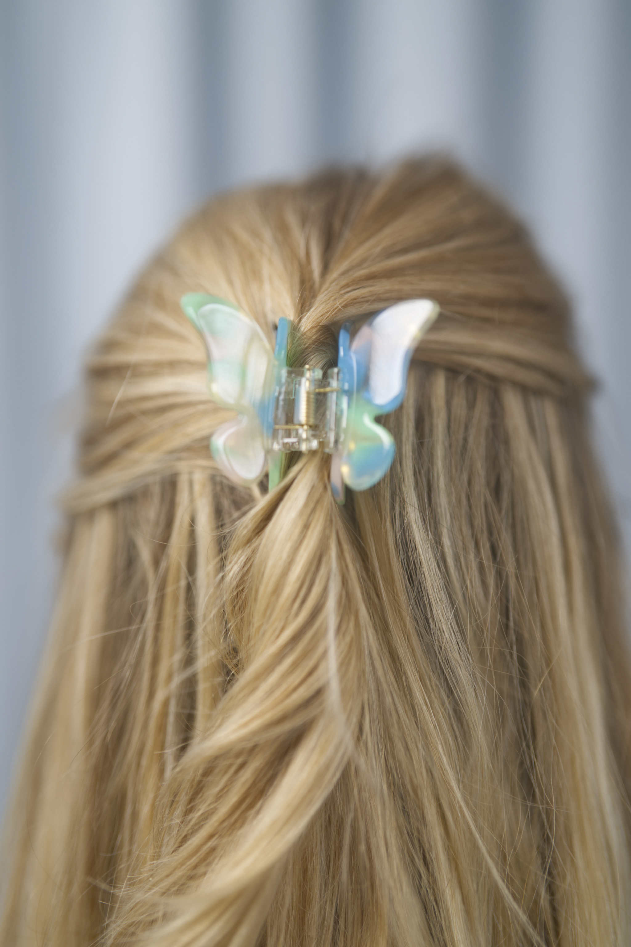 Schmetterling-Haarklammer im trendigen Design – ideal für halboffene Frisuren und Hochsteckfrisuren bei kürzerem Haar, verleiht jedem Look eine besondere Note.