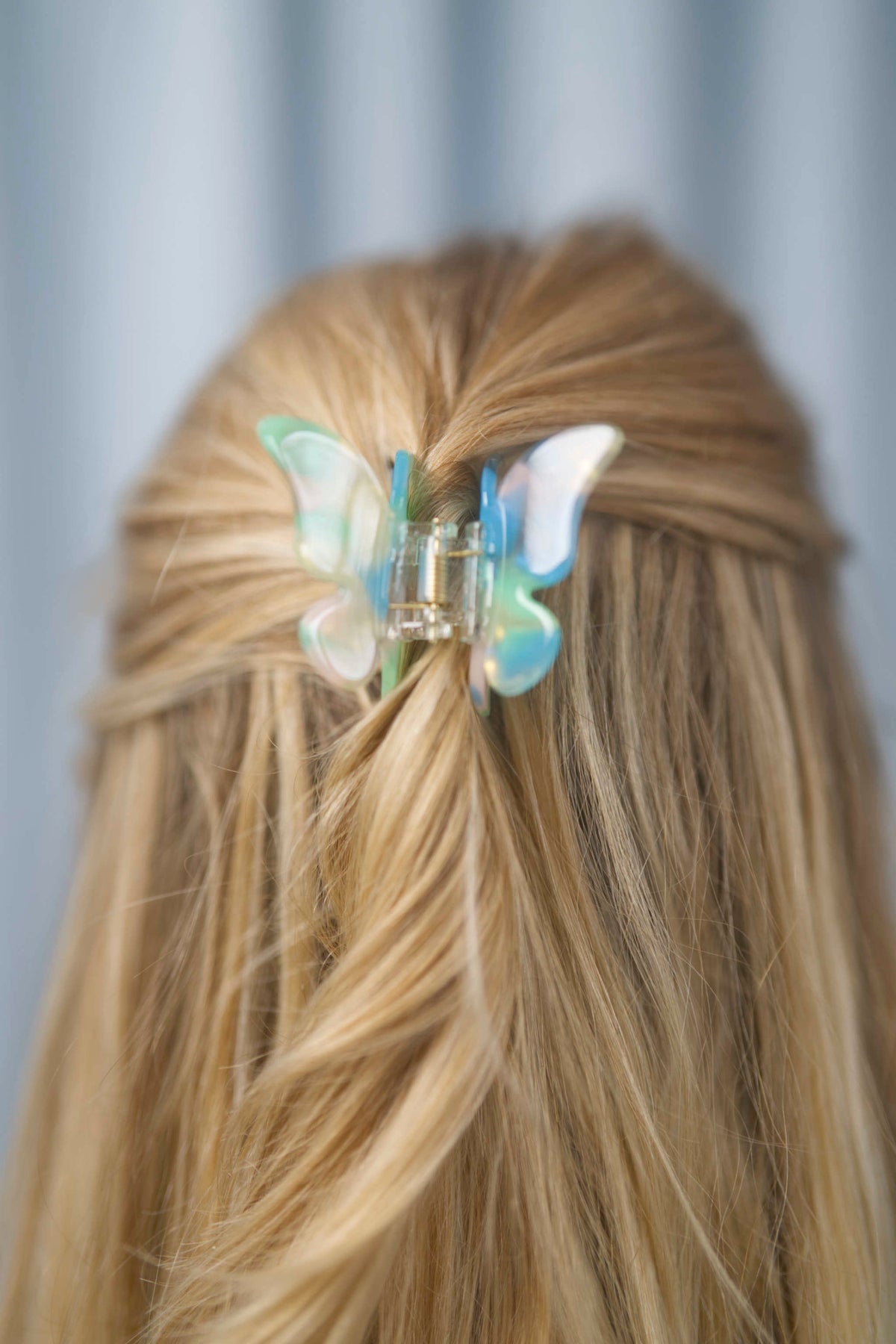 Schmetterling-Haarklammer im trendigen Design – ideal für halboffene Frisuren und Hochsteckfrisuren bei kürzerem Haar, verleiht jedem Look eine besondere Note.
