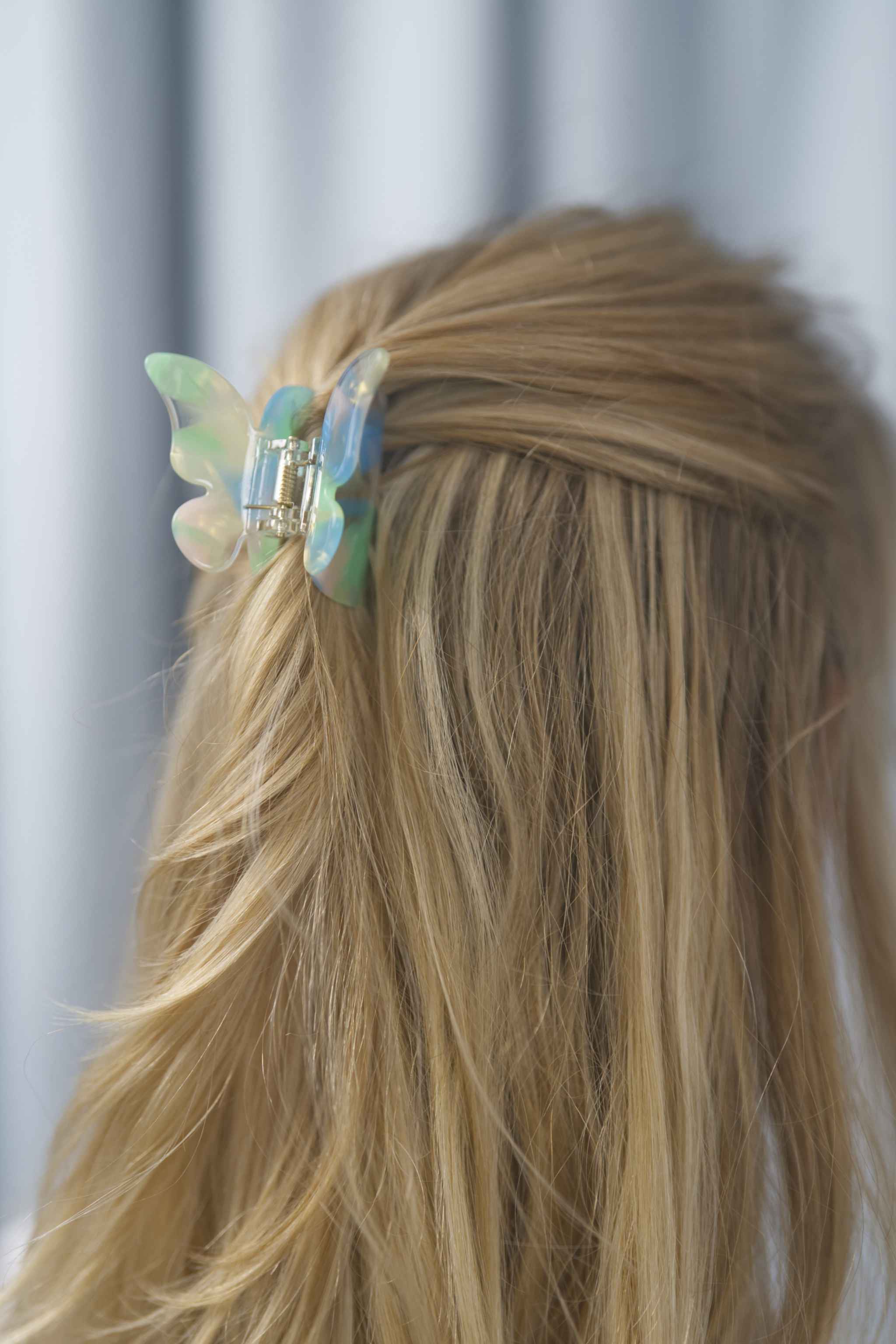 Schmetterling-Haarklammer im trendigen Design – ideal für halboffene Frisuren und Hochsteckfrisuren bei kürzerem Haar, verleiht jedem Look eine besondere Note.