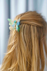 Schmetterling-Haarklammer im trendigen Design – ideal für halboffene Frisuren und Hochsteckfrisuren bei kürzerem Haar.