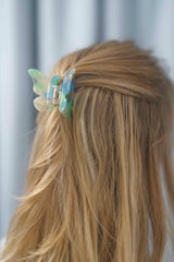 Schmetterling-Haarklammer im trendigen Design – ideal für halboffene Frisuren und Hochsteckfrisuren bei kürzerem Haar, verleiht jedem Look eine besondere Note.