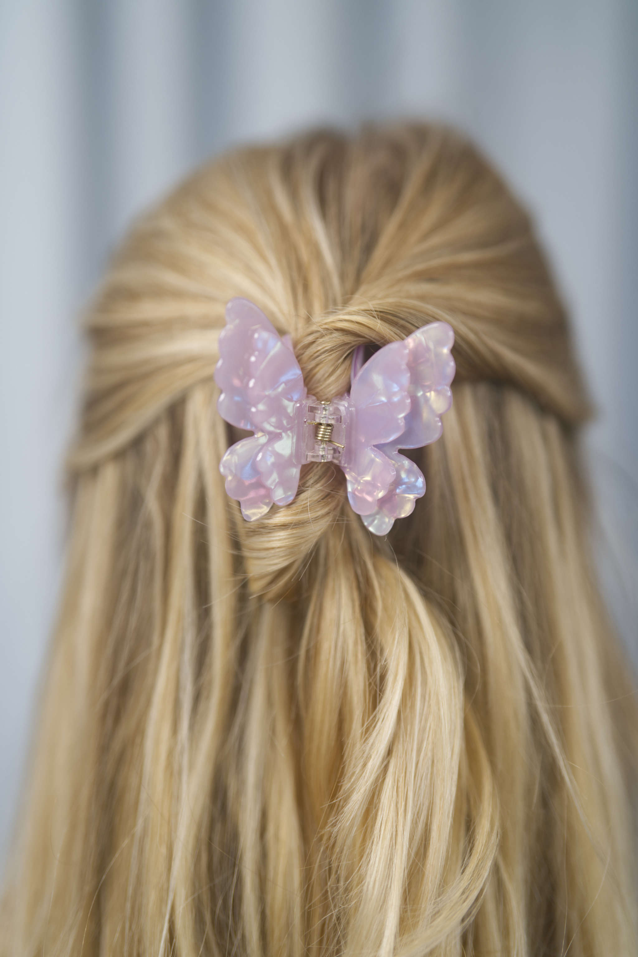 Schmetterling-Haarklammer für halboffene oder hochgesteckte Frisuren – trendiges Design für stilvolle Alltags- und Party-Looks.
