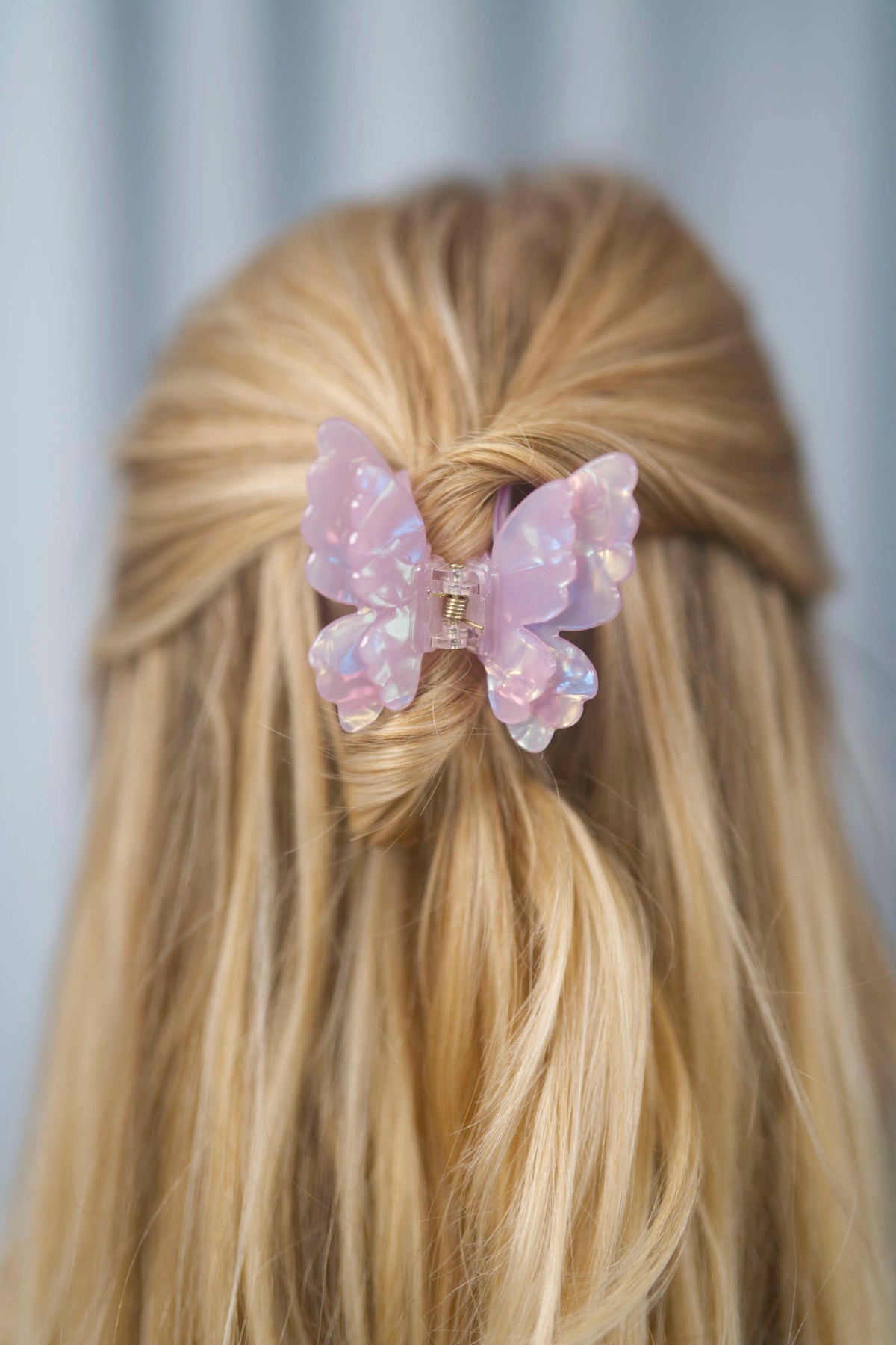 Schmetterling-Haarklammer für halboffene oder hochgesteckte Frisuren – trendiges Design für stilvolle Alltags- und Party-Looks.