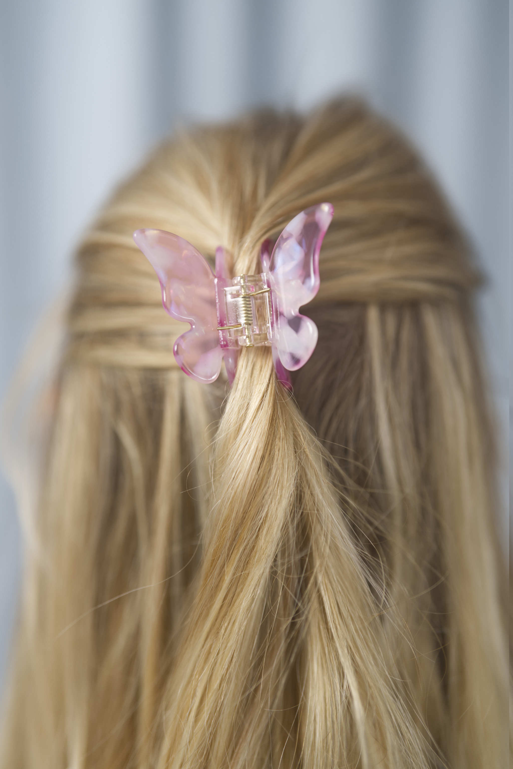 Schmetterling-Haarklammer im trendigen Design – ideal für halboffene Frisuren und Hochsteckfrisuren bei kürzerem Haar, verleiht jedem Look eine besondere Note.