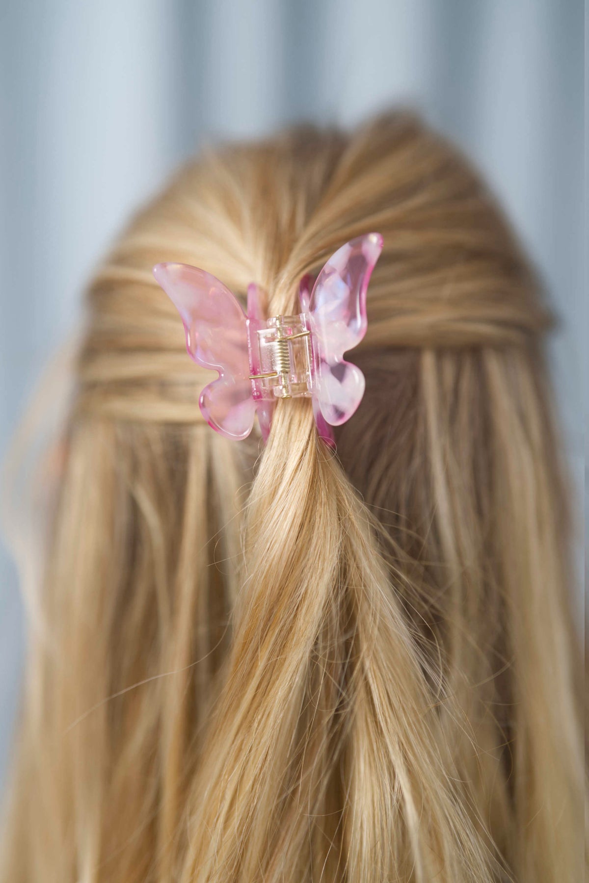 Schmetterling-Haarklammer im trendigen Design – ideal für halboffene Frisuren und Hochsteckfrisuren bei kürzerem Haar, verleiht jedem Look eine besondere Note.
