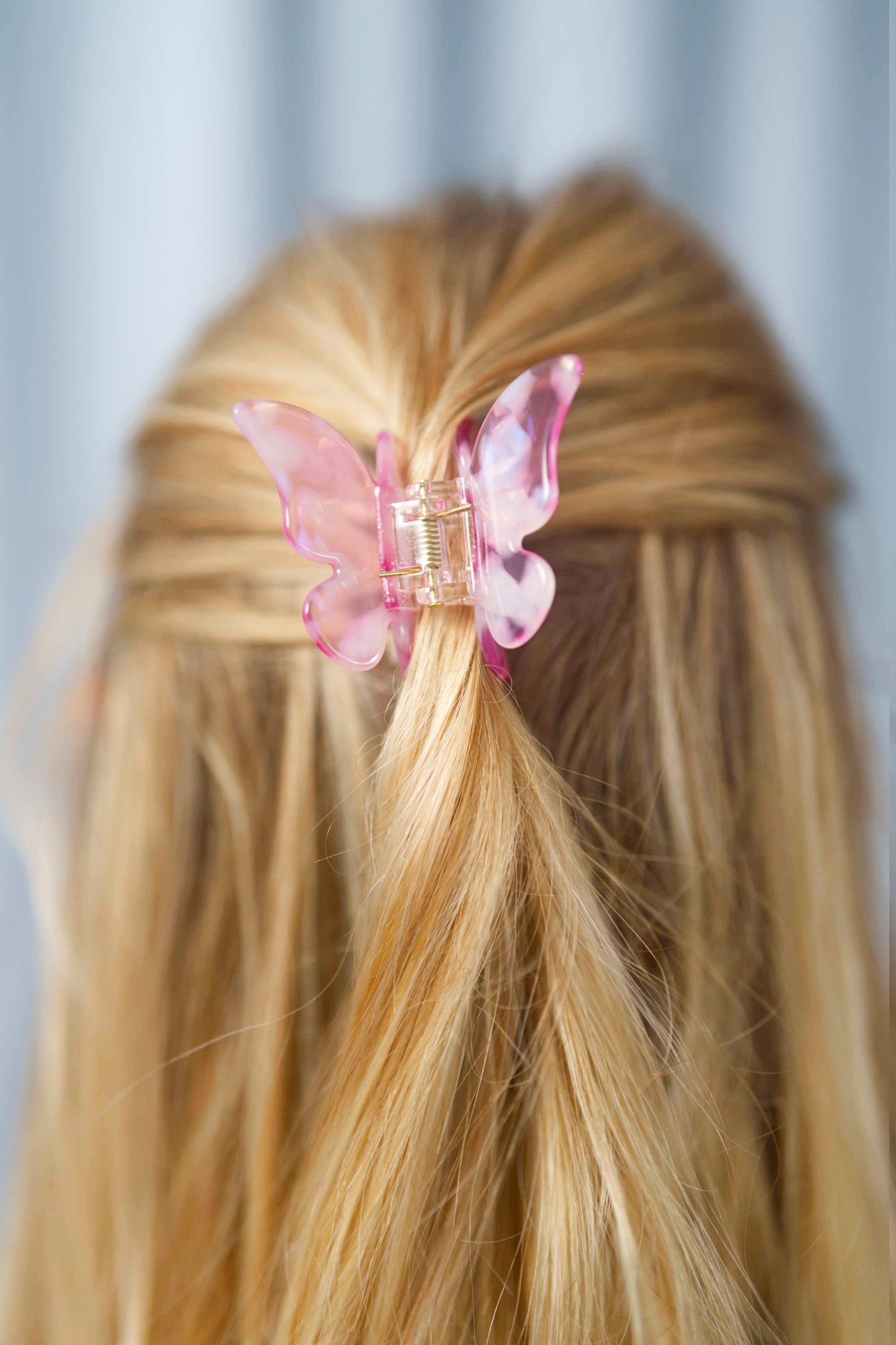 Schmetterling-Haarklammer im trendigen Design – ideal für halboffene Frisuren und Hochsteckfrisuren bei kürzerem Haar.