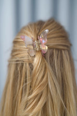 Schmetterling-Haarklammer im trendigen Design – ideal für halboffene Frisuren und Hochsteckfrisuren bei kürzerem Haar, verleiht jedem Look eine besondere Note.