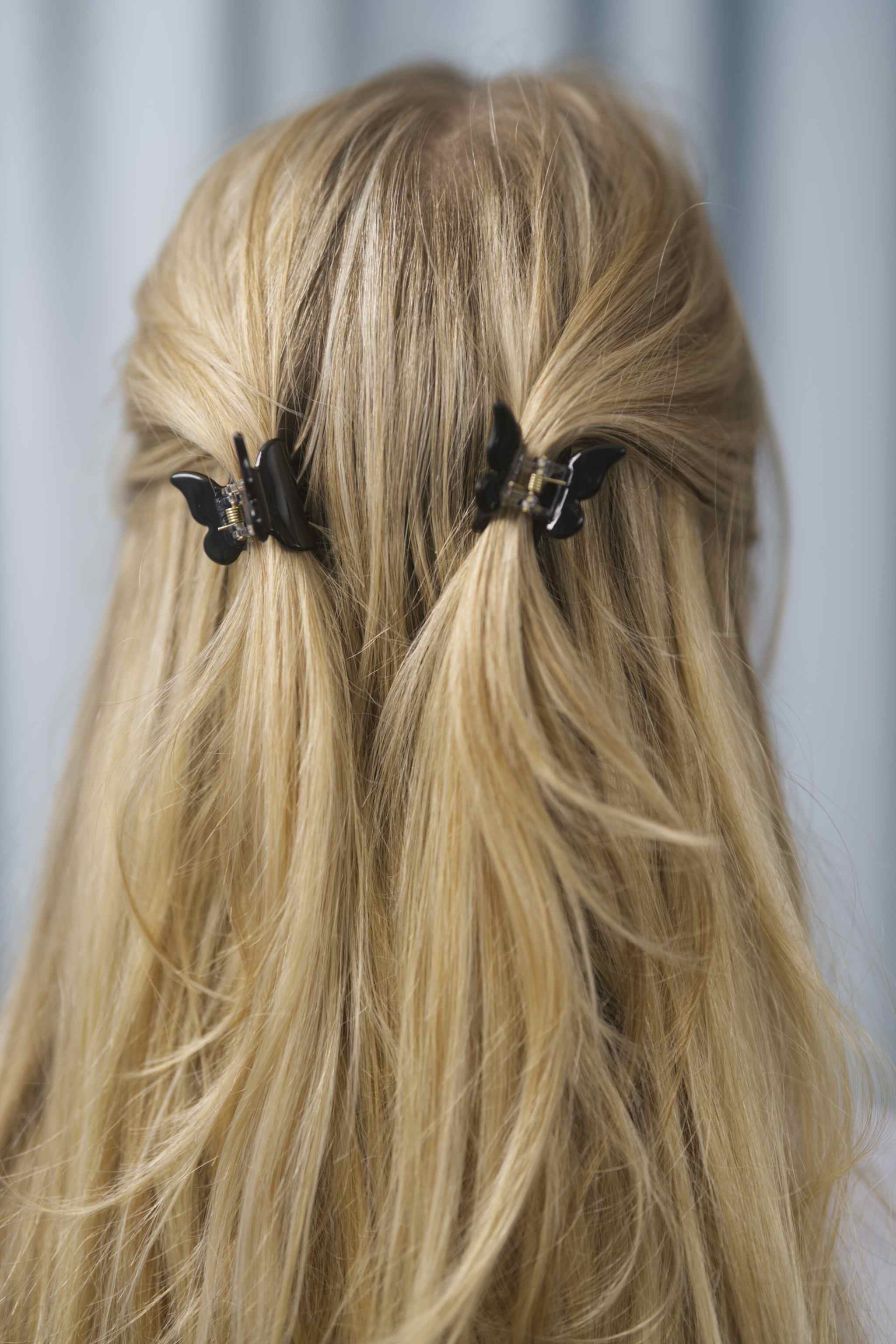 Schmetterling Mini Haarklammern in schwarz im 2er-Set – zarte Haaraccessoires zum Zurückstecken von Strähnen, ideal für verspielte Frisuren.