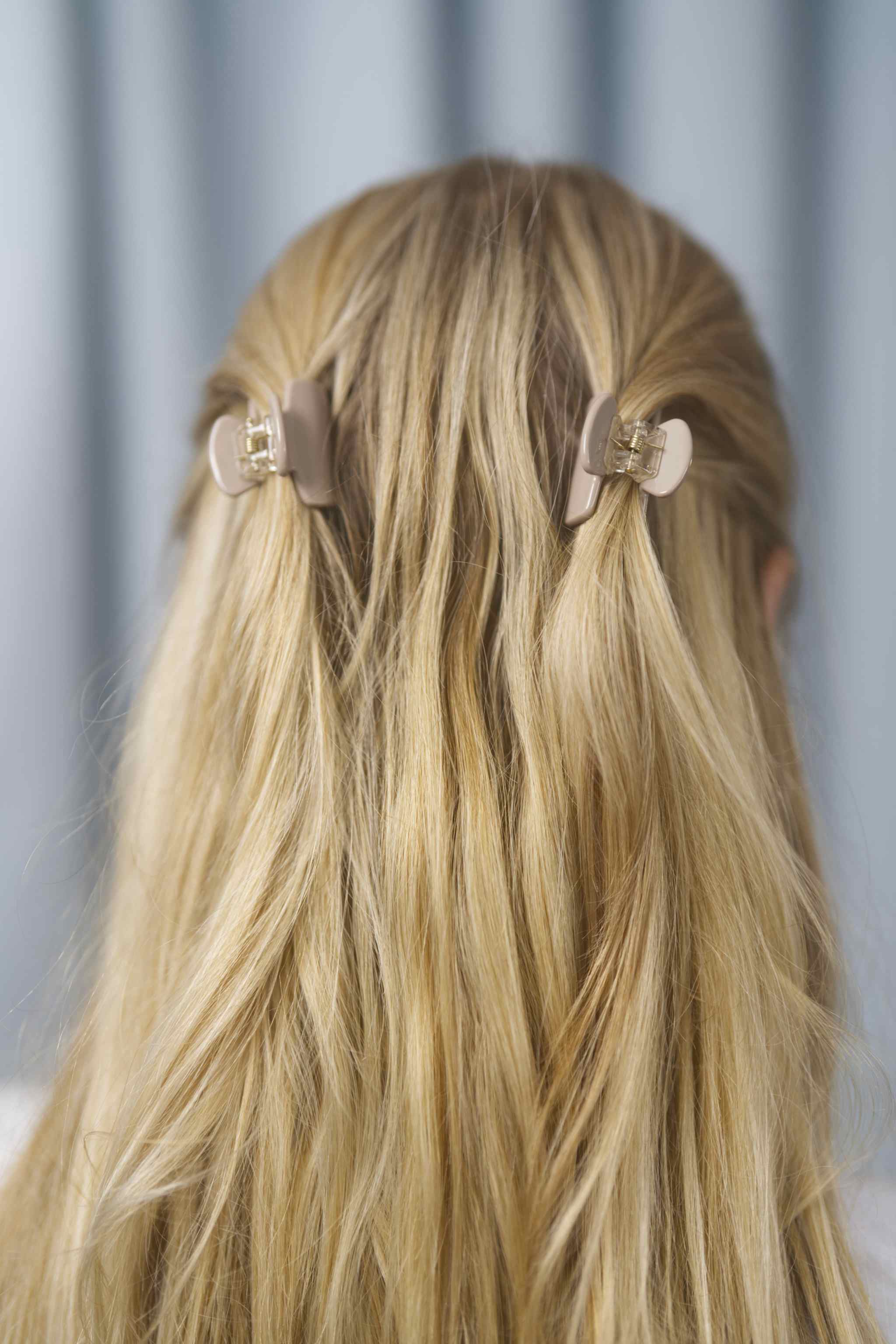 Mini Haarklammern baileysfarben in einen mittelbraunen bis taupefarbenen Ton im 2er-Set – stylische und praktische Haaraccessoires zum Zurückstecken von Strähnen, ideal für kreative Frisuren.
