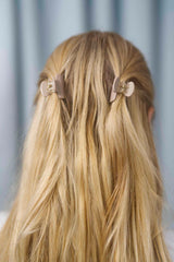 Mini Haarklammern baileysfarben in einen mittelbraunen bis taupefarbenen Ton im 2er-Set – stylische und praktische Haaraccessoires zum Zurückstecken von Strähnen, ideal für kreative Frisuren.