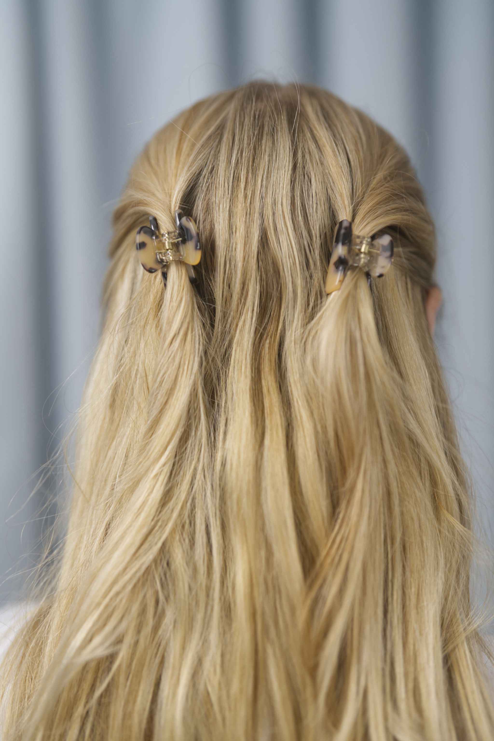 Mini Haarklammern im klassischen Tortoise-Muster mit marmorierter Optik in Braun und Schwarz im 2er-Set – stylische und praktische Haaraccessoires zum Zurückstecken von Strähnen, ideal für kreative Frisuren.