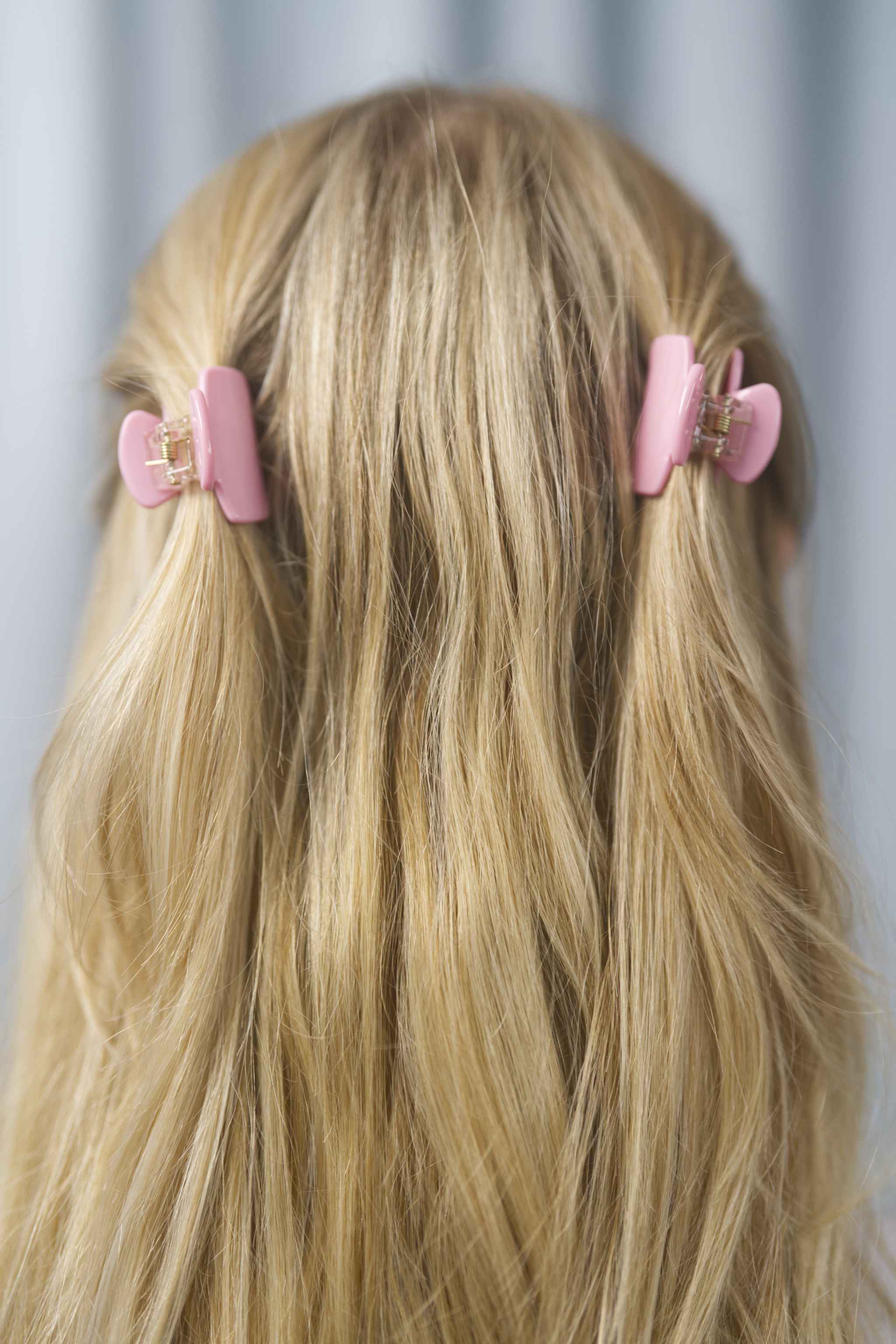 Mini Haarklammern in rosa im 2er-Set – stylische und praktische Haaraccessoires zum Zurückstecken von Strähnen, ideal für kreative Frisuren.