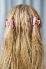 Mini Haarklammern in rosa im 2er-Set – stylische und praktische Haaraccessoires zum Zurückstecken von Strähnen, ideal für kreative Frisuren.