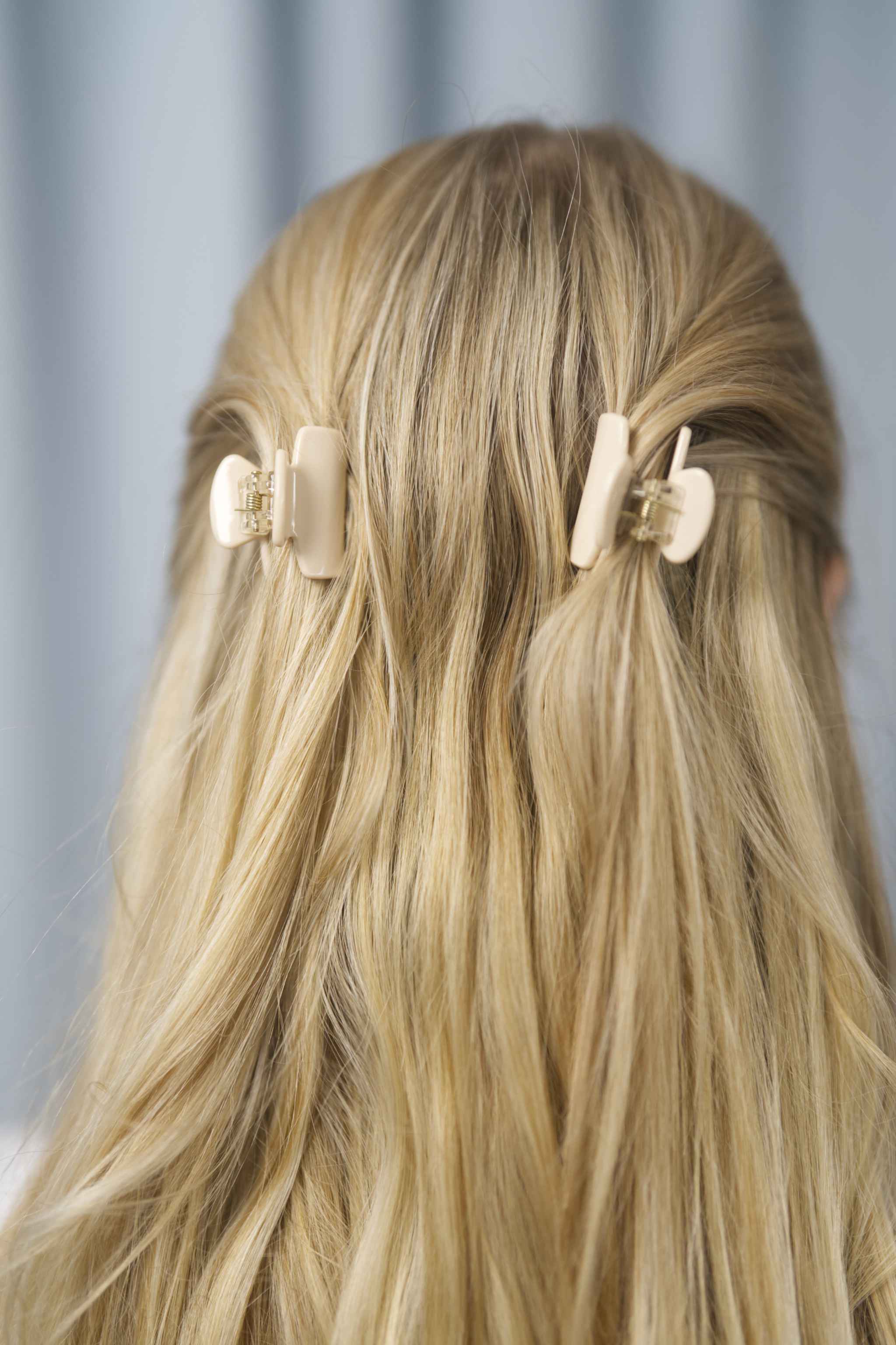 Mini Haarklammern vanillefarben in hellem Beige im 2er-Set – stylische und praktische Haaraccessoires zum Zurückstecken von Strähnen, ideal für kreative Frisuren.