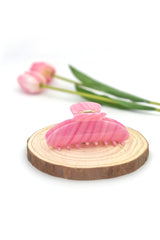 Moon Haarklammer in glänzendem Zuckerwatte-Rosa mit zartem Glanz mit stilvollem Design – elegantes und zeitloses Haaraccessoire für jeden Anlass, ideal für einen klassischen und unverwechselbaren Look.